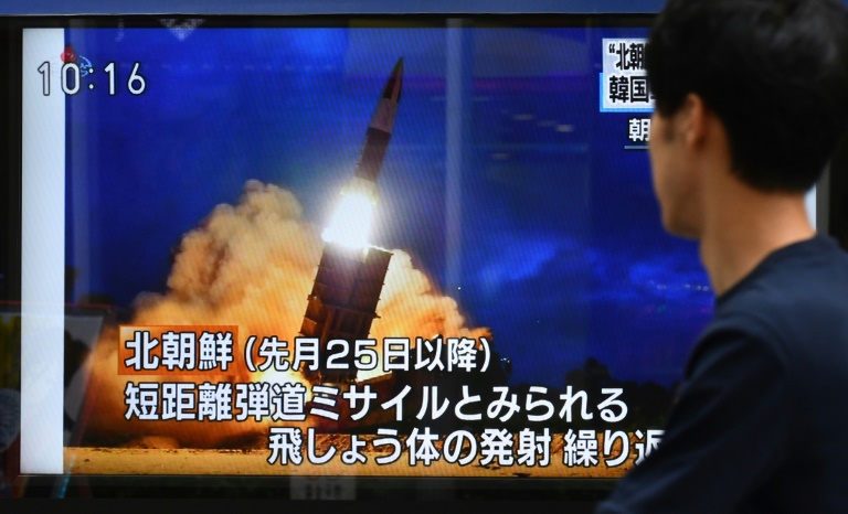 رجل ينظر إلى شاشة تلفزيون يبثّ إطلاق كوريا الشمالية مقذوفاً، في صورة التُقطت في طوكيو في 16 أغسطس 2019