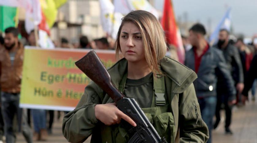 مقاتلة في «قوات سوريا الديمقراطية» خلال مظاهرة تنديداً بالتهديدات التركية- ارشيفية