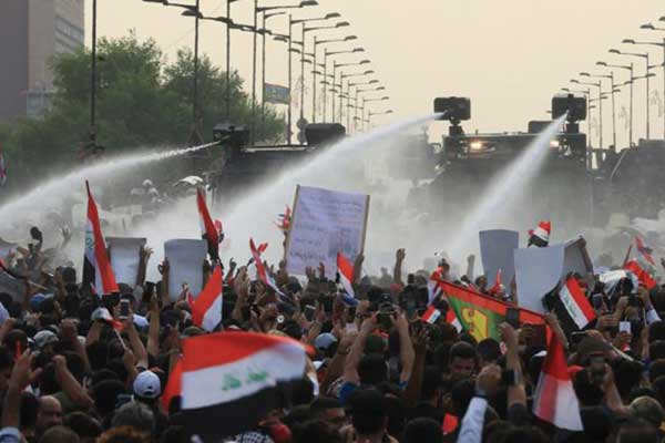 القوات الامنية تواجه المحتجين بخراطيم المياه وسط بغداد 