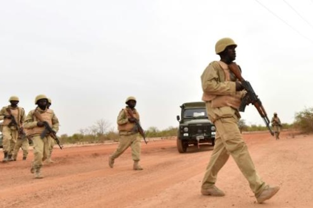 عناصر من القوات المسلحة في بوركينا فاسو، التي تتعرض لاعتداءات دموية، اثناء تمرينات عسكرية قرب العاصمة واغادوغو في 13 نيسان/ابريل 2018.