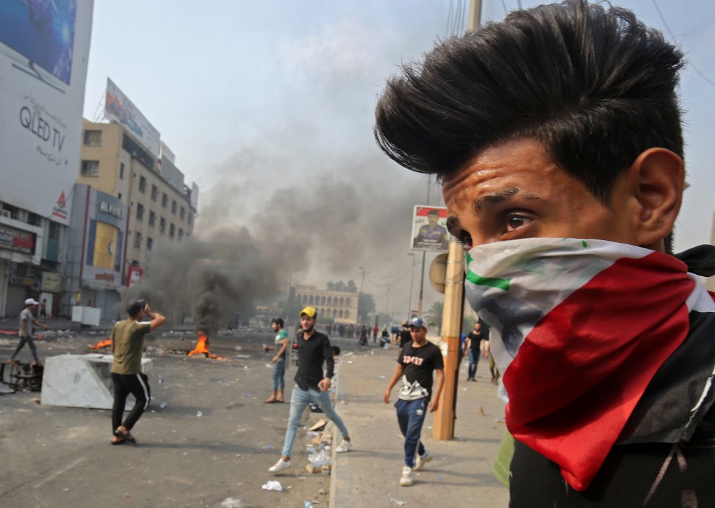 محتجون عراقيون بالقرب من ساحة التحرير
