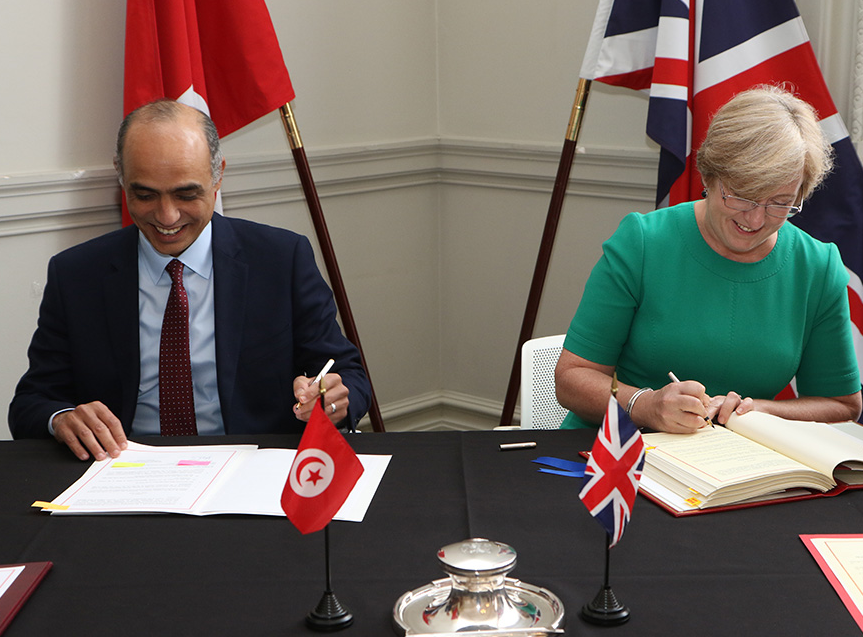 السفيرة البريطانية ونظيرها التونسي يوقعان الاتفاقية 
