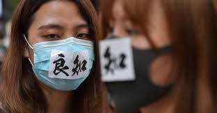 حكومة هونغ كونغ تمنع المحتجين من وضع أقنعة خلال التظاهرات