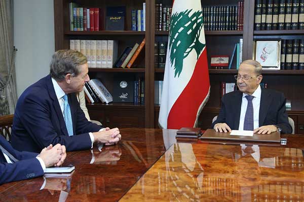 الرئيس اللبناني مستقبلًا اللورد ريسبي (صورة من الخارجية البريطانية)