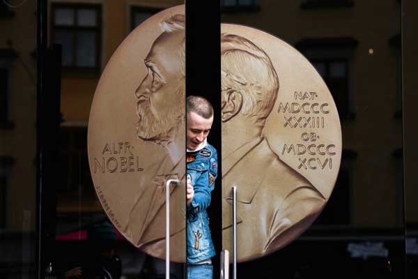 رجل يفتح باب متحف ألفريد نوبل في ستوكهولم في 4 أكتوبر 2019