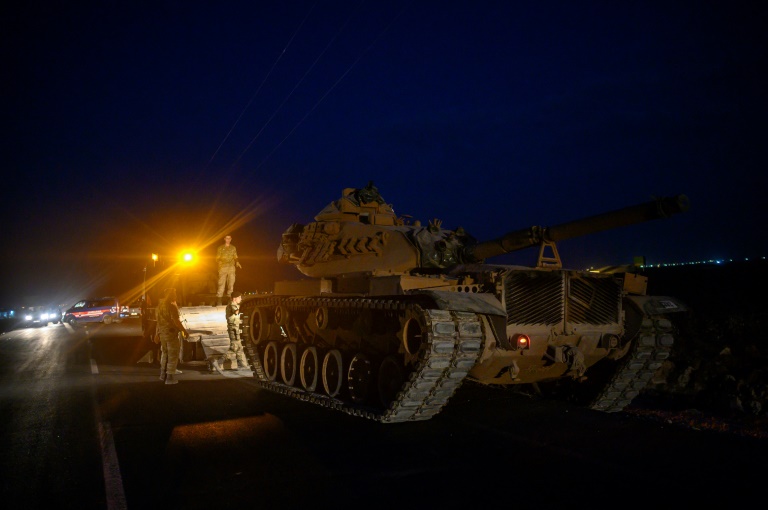 دبابة للجيش التركي متجهة نحو الحدود مع سوريا قرب أقجة قلعة بمحافظة شانلي أورفا، في 8 أكتوبر 2019