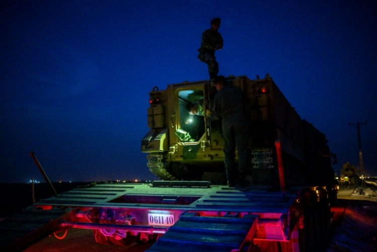جنود أتراك على آلية للجيش على مقربة من الحدود مع سوريا في الثامن من أكتوبر 2019