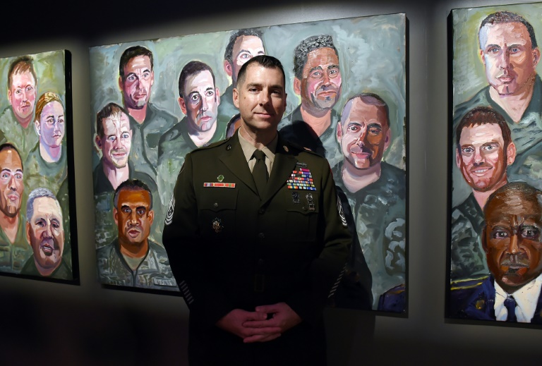 ضابط الصف براين فلوم امام لوحة للرئيس السابق جورج دبليو بوش في واشنطن في 7 اكتوبر 2019