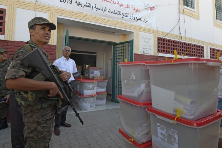 جندي يقوم بالحراسة فيما يتم توزيع صناديق الاقتراع على مراكز التصويت في تونس 
