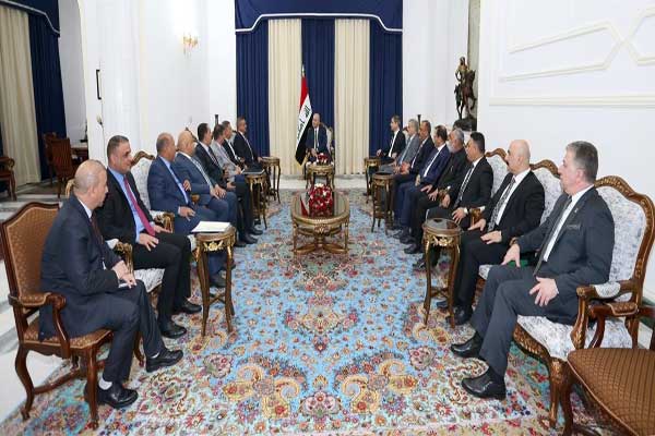 الرئيس صالح مجتمعًا مع محافظي الوسط والجنوب