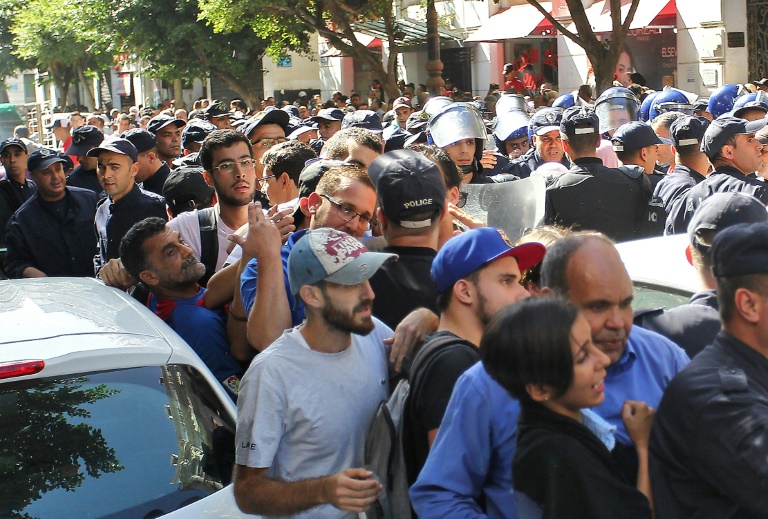 الشرطة الجزائرية تمنع مسيرة الطلاب ضد 