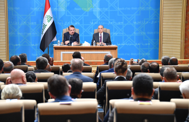 وزيرا الخارجية والداخلية العراقيان خلال اجتماعهما مع السفراء الأجانب في بغداد