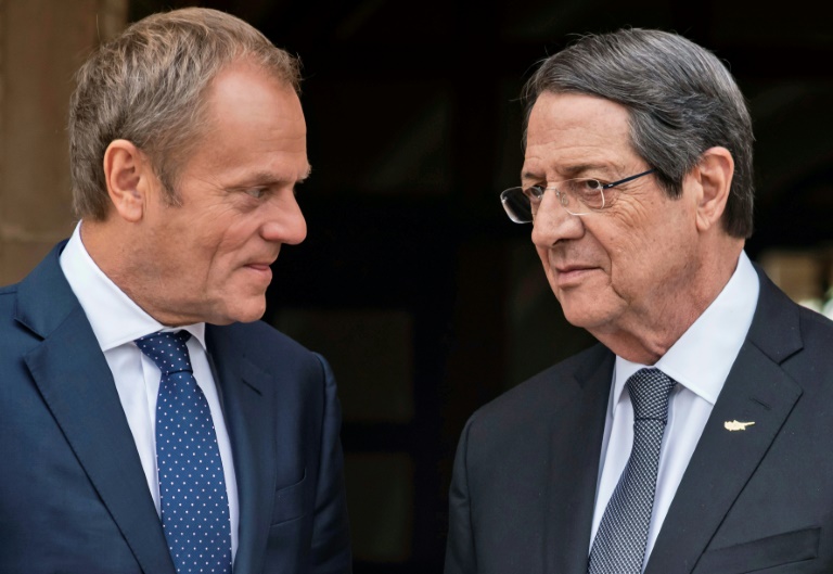 الرئيس القبرصي نيكوس أناستاسيادس (يمين) ورئيس المجلس الأوروبي دونالد توسك