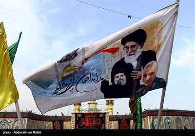 ايرانيون يرفعون صور خامنئي ونصر الله وقاسم سليماني خلال اربعينية الحسين في كربلاء