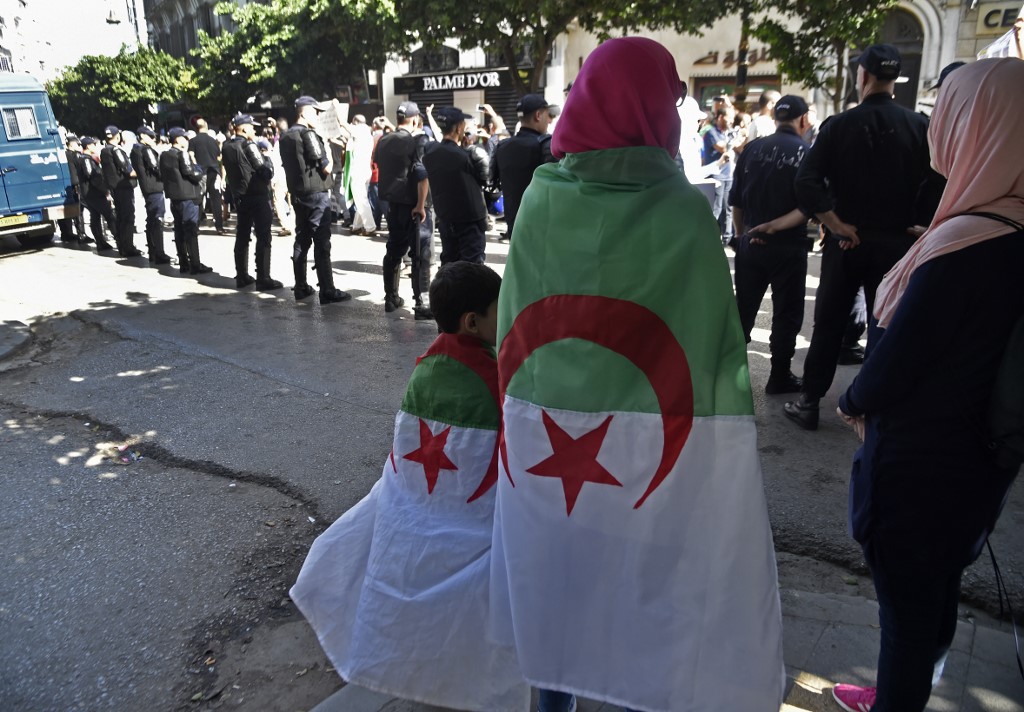 الجزائريون يتظاهرون مجدّدا متحدّين 