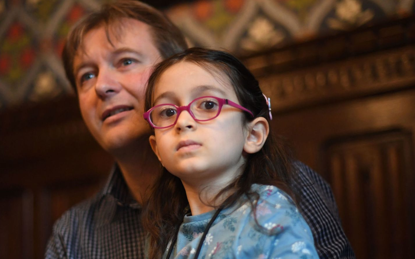 الطفلة غابرييلا مع والدها (صورة من Sky news)
