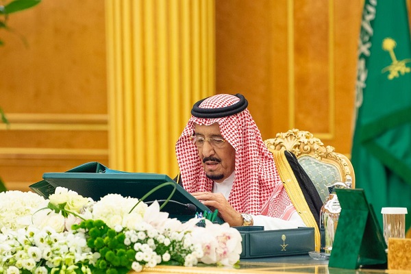الملك سلمان خلال ترؤسه جلسة مجلس الوزراء