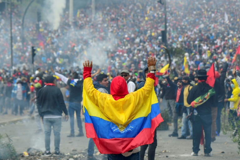 محتجون يقتحمون مقرّ البرلمان في الإكوادور