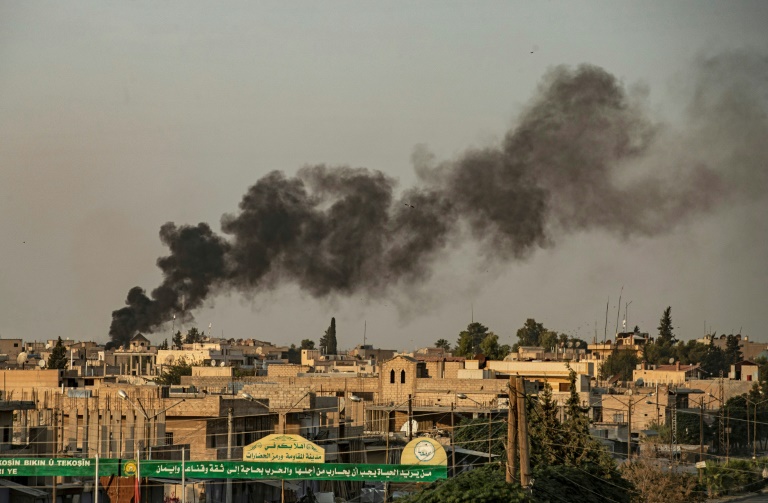 الدخان يتصاعد من مدينة رأس العين السورية بعيد تعرضها لقصف تركي في العاشر من تشرين الاول/اكتوبر 2019
