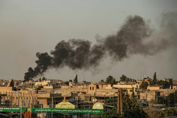 الدخان يتصاعد من مدينة رأس العين السورية بعيد تعرضها لقصف تركي في العاشر من أكتوبر 2019