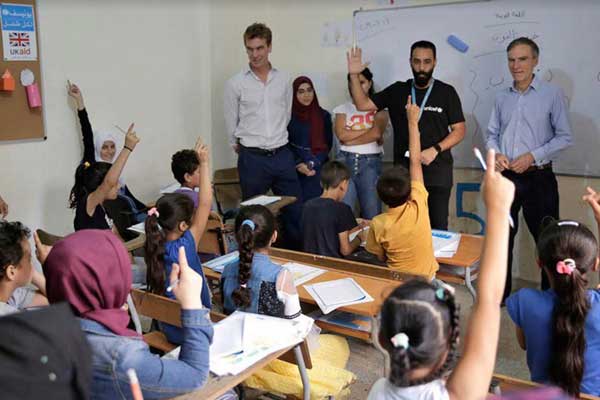 وزير الدولة البريطاني يزور مدرسة للاجئين السوريين