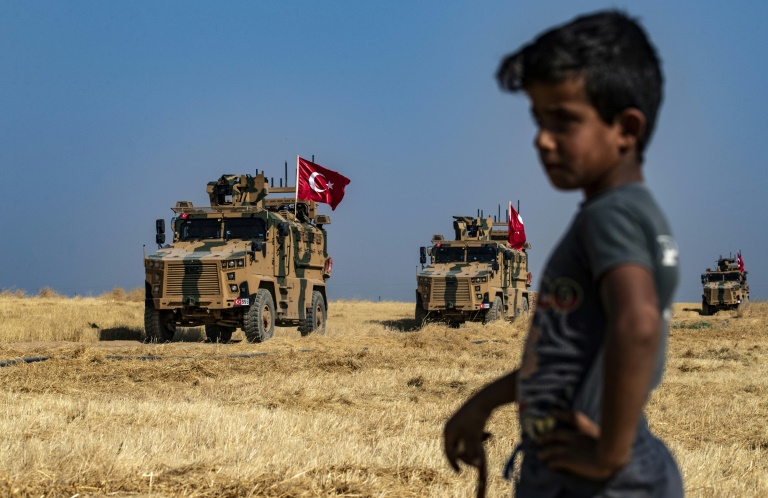 مركبات عسكرية تركية ضمن قافلة عسكرية أميركية خلال دورية مشتركة على أطراف تل أبيض بتاريخ 4 تشرين الأول/اكتوبر 2019