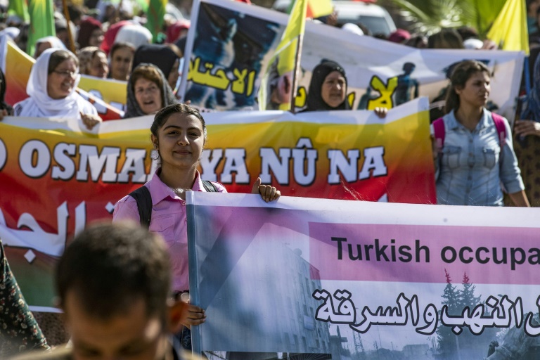 سوريا كرديات خلال تظاهرة مناهضة للعملية العسكرية التركية المرتقبة في شمال سوريا بتاريخ 7 أكتوبر 2019
