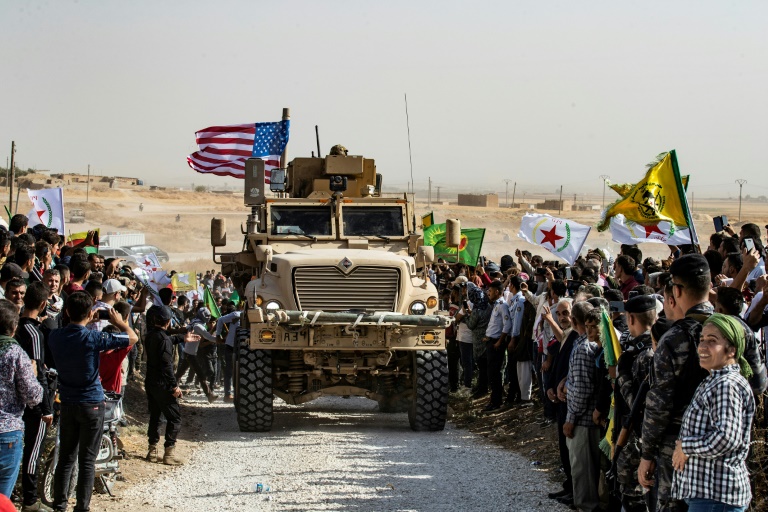 أكراد سوريون حول آلية عسكرية للتحالف خلال تظاهرة ضد تهديدات تركيا بعملية عسكرية في شمال سوريا