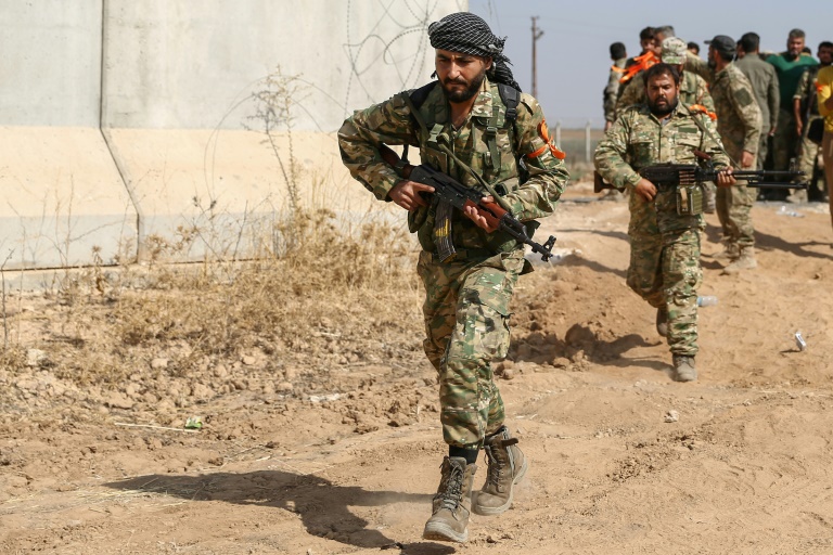 مقاتلون من فصائل سورية موالية لتركيا يعبرون الحدود باتجاه الاراضي السورية الجمعة في 11 اكتوبر 2019