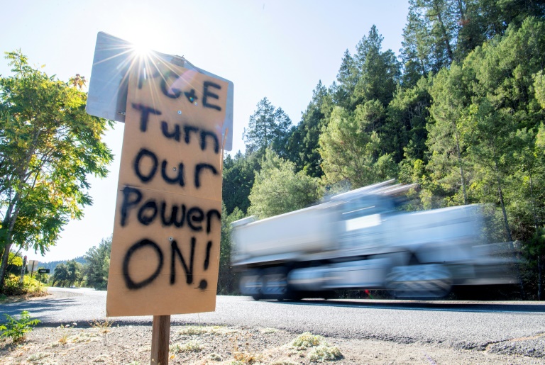 لافتة تدعو شركة باسيفيك للغاز والكهرباء لإعادة التيار على جانب طريق في كاليستوغا بولاية كاليفورنيا
