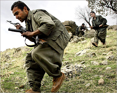 الجيش التركي يشن غارات على مواقع للعمال الكردستاني