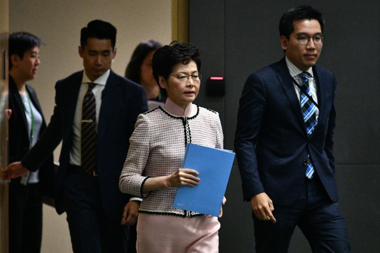 المعارضة تقاطع خطاب رئيسة سلطات هونغ كونغ وتجبرها على مغادرة البرلمان