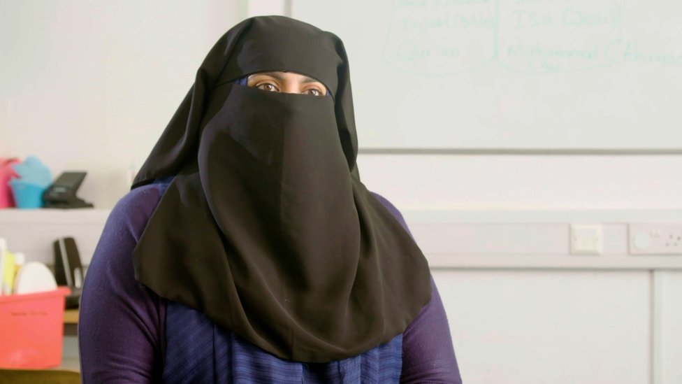 مديرة مدرسة إسلامية غير مسجلة في بريطانيا تتحدى السلطات وتواصل عملها