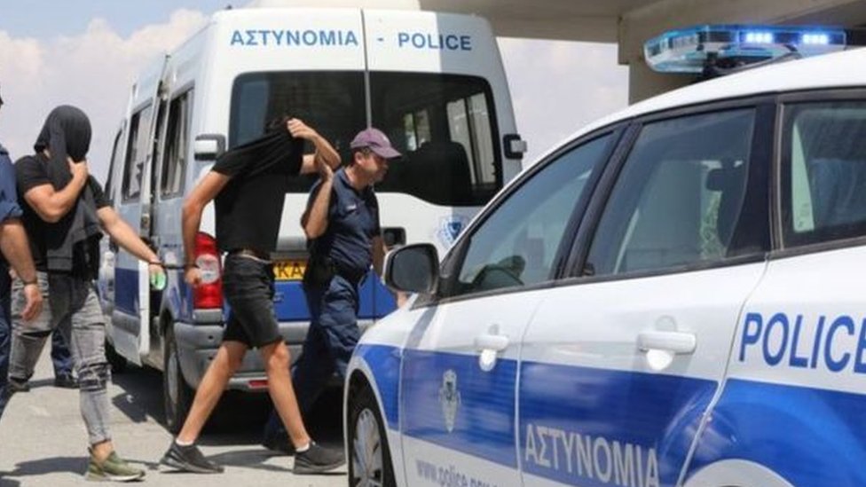 فتاة بريطانية تتهم الشرطة القبرصية بإجبارها على سحب اتهام 12 إسرائيليا باغتصابها