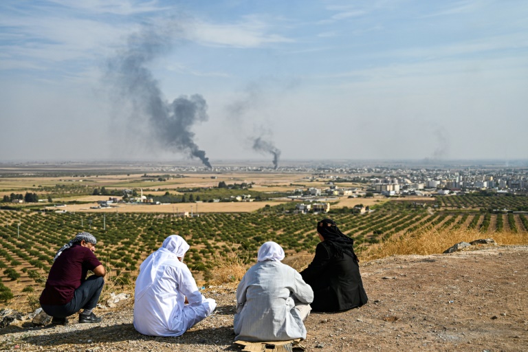 اهالي يراقبون من شانلي أورفا على الحدود التركية مع سوريا، تصاعد الدخان من بلدة رأس العين السورية، في 11 أكتوبر 2019