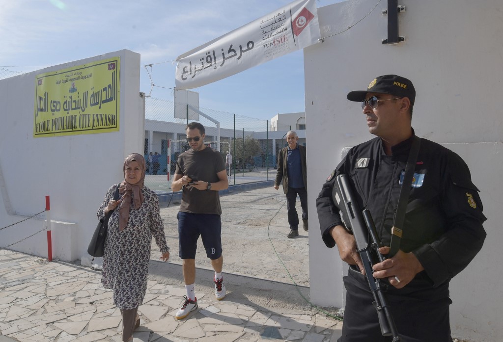 شرطي يركز مركزا للاقتراع في تونس العاصمة