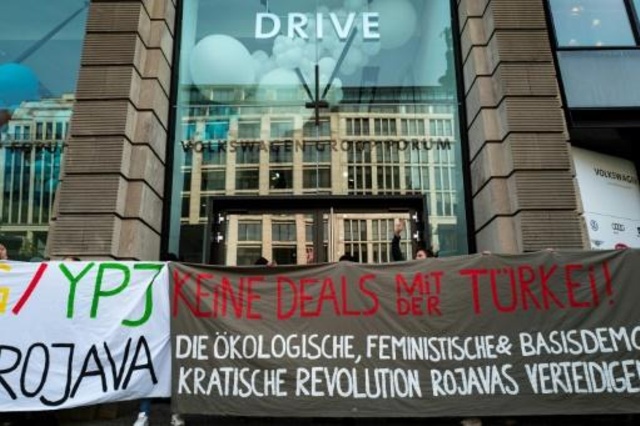 متظاهرون مؤيدون للاكراد يرفعون لافتة امام معرض فولسفاكن للسيارات في برلين في 18 تشرين الاول/اكتوبر 2019