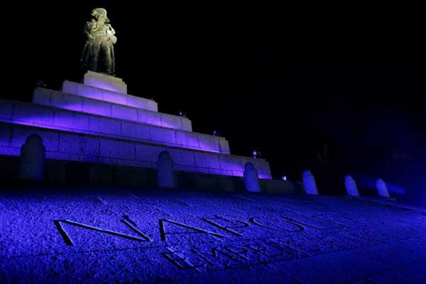 تمثال للإمبراطور الفرنسي نابوليون بونابرت مضاءً بمناسبة مرور 250 على ولادته في أجاكسيو في جزيرة كورسيكا الفرنسية في البحر المتوسط في 14 أغسطس 2019