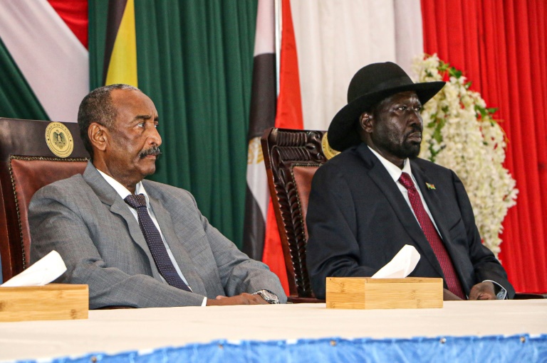رئيس المجلس الانتقالي السوداني الجنرال عبد الفتاح البرهان (يسار) ورئيس جنوب السودان سلفا كير في لقاء لدعم مباحثات السلام بين الحكومة السودانية وقادة حركة الاحتجاج في جوبا في جنوب السودان في 14 تشرين الاول/اكتوبر 2019.