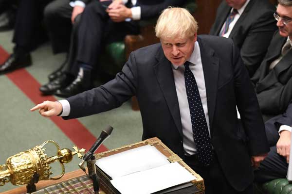 صورة صادرة من البرلمان البريطاني لرئيس الوزراء بوريس جونسون خلال جلسة برلمانية في مجلس العموم في وسط لندن في 14 أكتوبر 2019