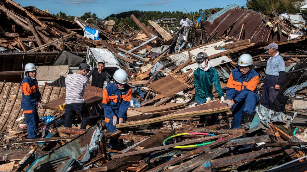 اليابان تستعين بـ 110 آلاف منقذ للبحث عن المفقودين في إعصار هاغيبيس