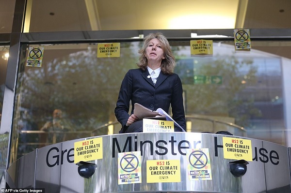 مؤسّسة حركة "تمرد ضد الانقراض" فوق مبنى وزارة النقل