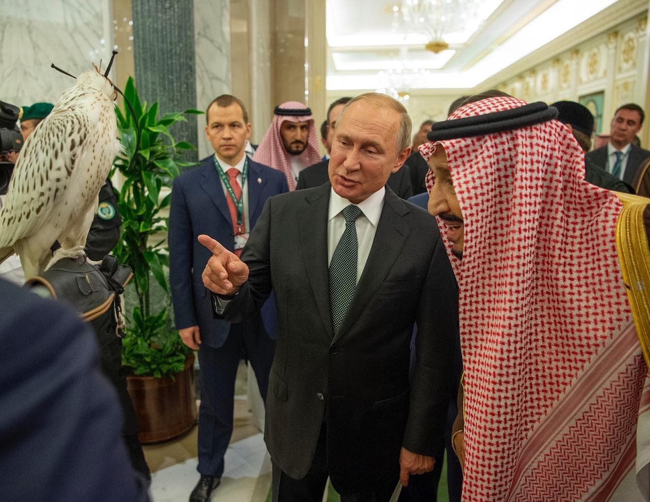 بوتين يشرح للملك سلمان مواصفات الصقر 