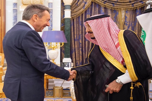 الملك سلمان بن عبد العزيز خلال استثباله بيتر ماورر