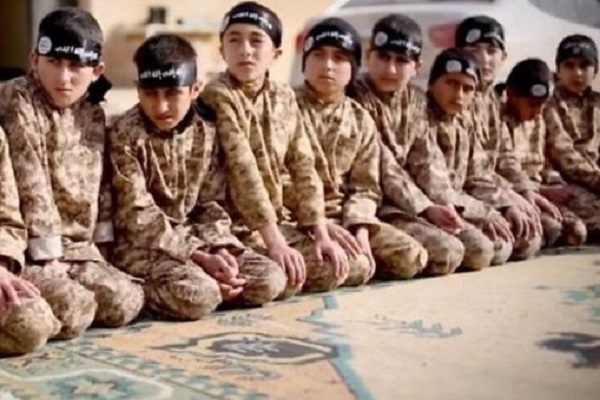 أشبال الخلافة اطفال داعش المدربين على استخدام السلاح