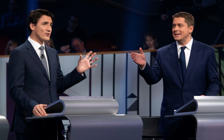 رئيس الوزراء المنتهية ولايته وزعيم الحزب الليبرالي جاستن ترودوة وزعيم الحزب المحافظ أندرو شير يشاركان في مناظرة انتخابية في غاتينو في كندا في 10 تشرين الأول/أكتوبر 2019