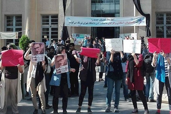طلاب جامعة طهران يستقبلون روحاني بالمطالبة باطلاق زملائهم المعتقلين
