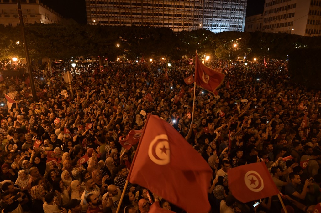 تونسيون يحتفلون بفوز قيس سعيّد