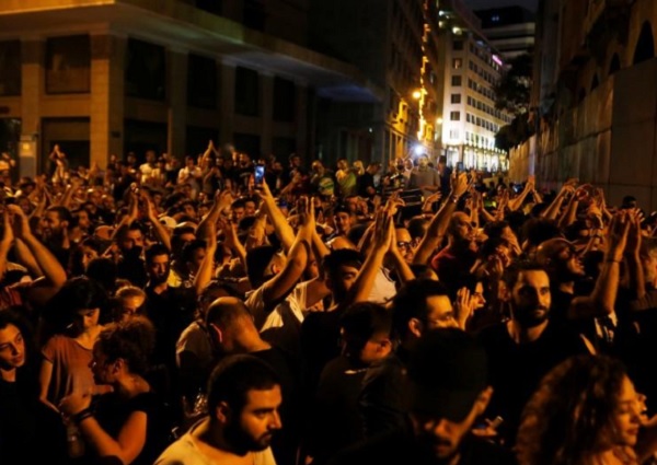 متظاهرون يشاركون في احتجاج في بيروت يوم الخميس