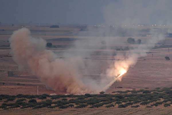 إطلاق صاروخ من جانب القوات التركية في جيلان بينار باتجاه بلدة رأس العين الحدودية السورية في 15 أكتوبر 2019